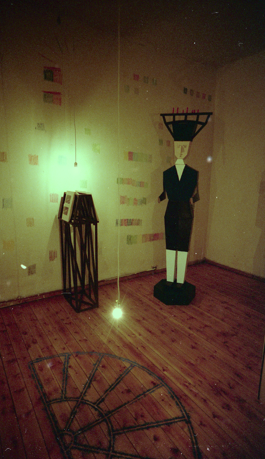 <p>2015<br />
Curatorial:<br />
Erzgebirgisches Laseratomkraftwerk<br />
mit Pigmentfenster</p>